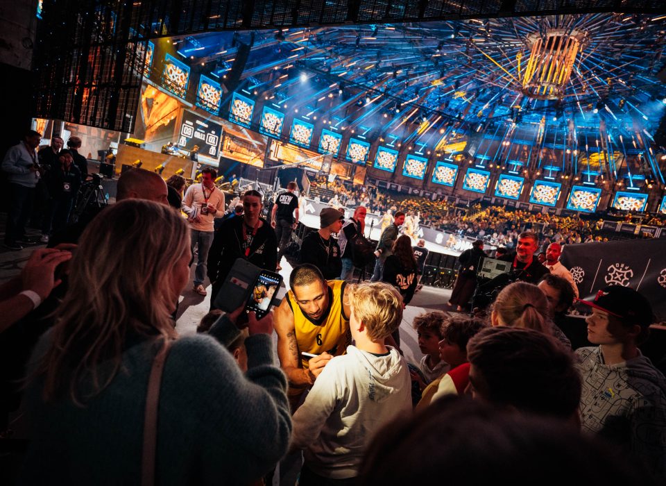 Toernooi of zegetocht? Fiba 3×3 World Tour met Worthy de Jong in de Gashouder is sport en kermis tegelijk (Beeld: Ramon van Flymen)