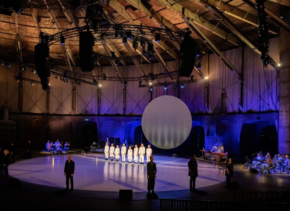 Het Parool: Holland Festivaldirecteur Emily Ansenk ziet de toekomst met vertrouwen tegemoet: ‘Ook als we 50 procent kleiner moeten worden, vinden we onze weg’